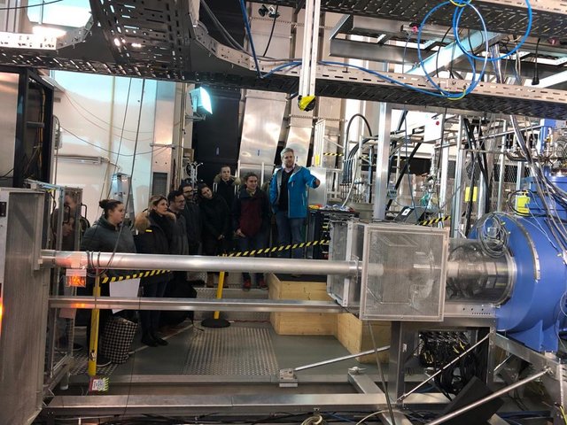 Die Maschinen werden erklärt. 