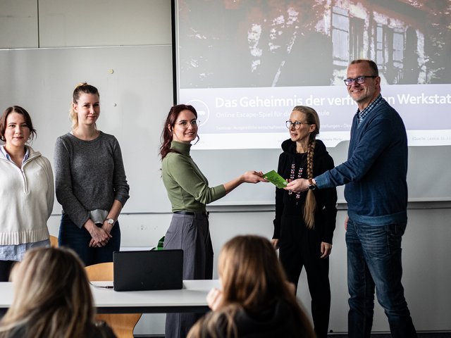 Im PHKA-Seminar: Studierende präsentieren ihre Escape Spiele. Rechts Prof. Wiepcke mit Oliver Sänger vom Landesmuseum. Foto: Joel Frank/PHKA