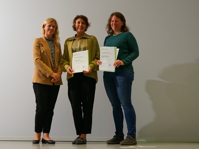 PHKA-Hochschullehrpreis 2023: Olga Walter (M.) und Dr. Tina Schulze nahmen die Auszeichnung von Prorektorin Kohl-Dietrich (l.) entgegen. Foto: Roxane Fijean/Pädagogische Hochschule Karlsruhe