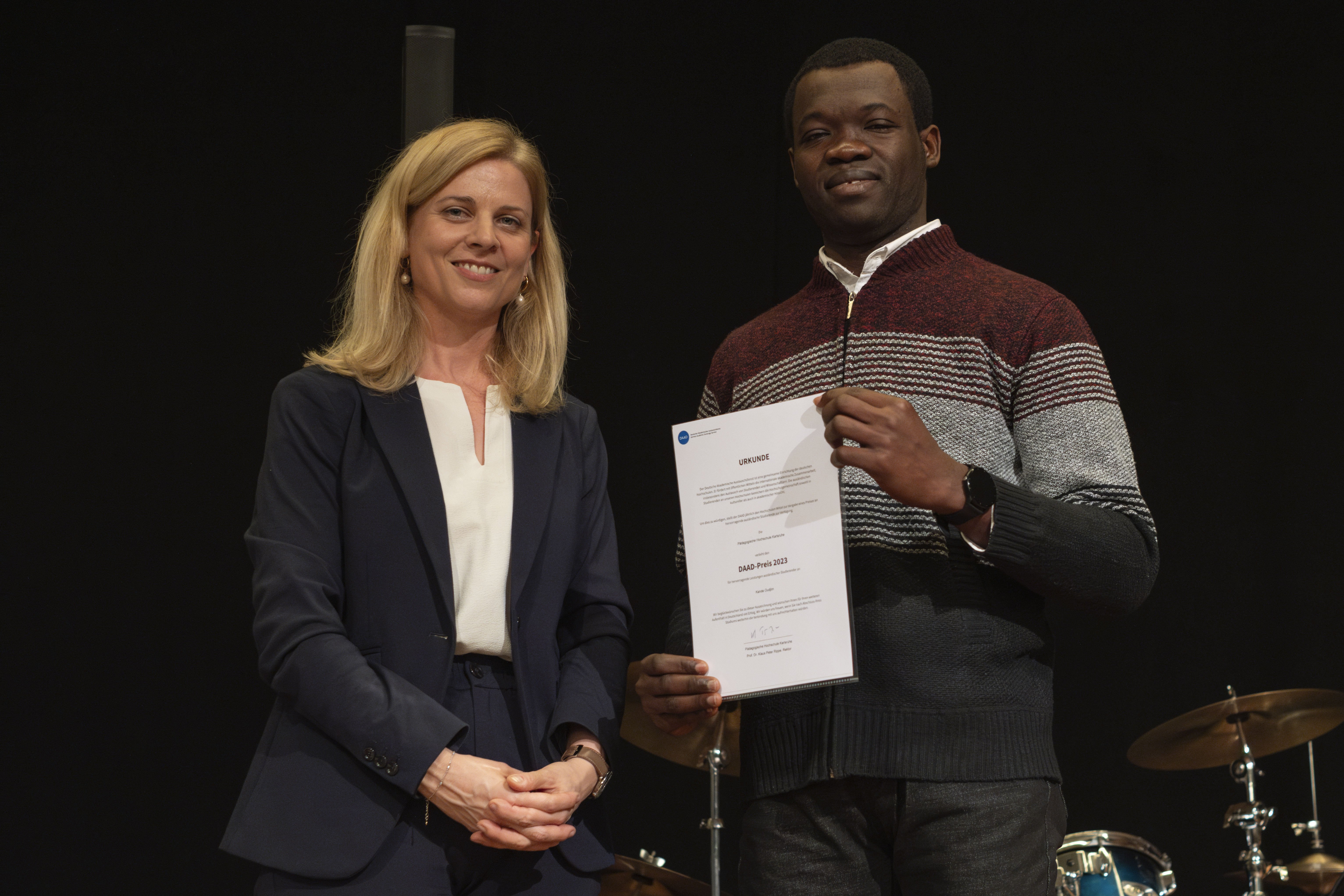 Kande Oudjim ist DAAD-Preis-Träger 2023 der PHKA. Links Prorektorin Dorothee Kohl-Dietrich. Fots: Gustavo Alàbiso/PHKA