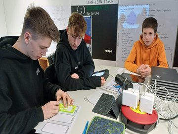 Beim Hackathon-Projekttag im Lehr-Lern-Labor Informatik an der PHKA. Foto: Regina Thelen/Pädagogische Hochschule Karlsruhe