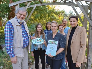 „Natur im Garten“: Harald Schäfer (l.) überreichte Prof. Dorothee Benkowitz (M.) Urkunde und Plakette. PHKA-Prorektorin Prof. Annette Worth (r.) gratulierte zur Auszeichnung. Foto: PHKA