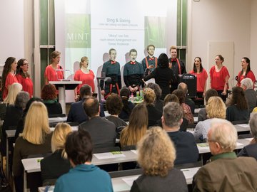 „Sing & Swing“ unter der Leitung von Sandra Danyella. Foto: Pädagogische Hochschule Karlsruhe