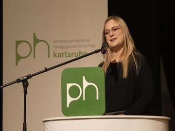 Absolvent:innenrede 2023 im Südwerk Karlsruhe. Foto: Gustavo Alàbiso/PHKA