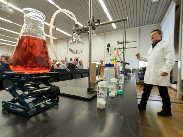 Glasklare Sache: Der Experimentalvortrag von Prof. Dr. Alfred Flint beim „Tag der Naturwissenschaften an Realschulen“. Foto: Tilman Binz / Pädagogische Hochschule Karlsruhe
