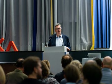 Akademisches Jahr eröffnet: Rektor Klaus Peter Rippe begrüßte Studierende, Mitarbeitende und externe Gäste.  Foto: Roxane Fijean/PHKA