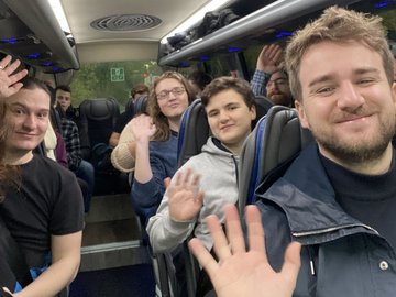 Die Studierenden im Bus auf dem Weg zum Exkursionsort.