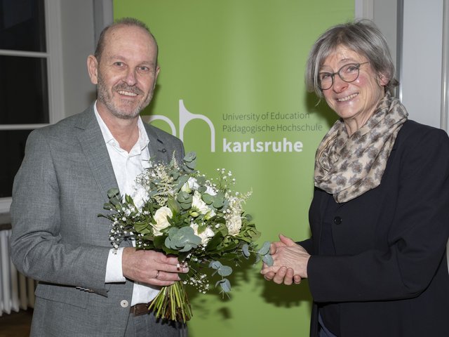Götz Schwab (l.) zum Rektor der PHKA gewählt: Birgit Neuer, stellvertretende Vorsitzende des PHKA-Hochschulrats, gratuliert zur Wahl. Foto: Gustavo Alàbiso/PHKA