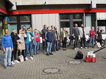 Studierende und Lehrende beim gemeinsamen Beobachten der Sonnenfinsternis im Hof der PHKA.
