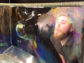 Ein Studierender teste eine Interaktive Station.