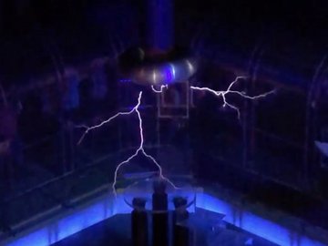 Eine Spule erzeugt Blitze.
