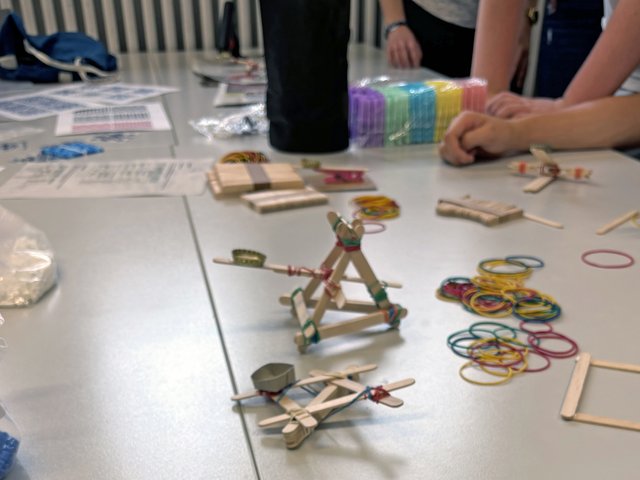 Mitmachangebote für Kinder: Am Stand der PHKA bei den Science Days Flugbahnen von Katapultgeschossen optimieren. Foto: Fabian Mundt