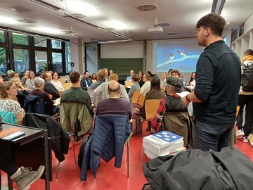 Sebastian Engelmann führte in das Fishbowl-Event ein, erklärte die Regeln und moderierte das Gespräch. Foto: PHKA
