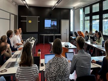 Kick-off AQUA-d: Aus Australien zugeschaltet war der bekannte neuseeländische Erziehungswissenschaftler John Hattie. Foto: PHKA