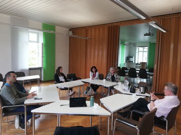 Prof. Dr. Klaus Peter Rippe (r.) empfängt eine Delegation der Bildungswissenschaften des Kibbutzim College im Juni 2022 an der PHKA. Foto: PHKA