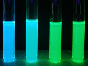 Faszination Fluoreszenz: Im Rahmen des Science on Stage Festivals 2021 an der PHKA bietet die Hochschule unter anderem einen Workshop für Lehrkräfte an, bei dem spektakuläre Experimente mit Fluoreszenzfarbstoffen aus Textmarkern gezeigt werden. Foto: Matthias Ducci/PHKA