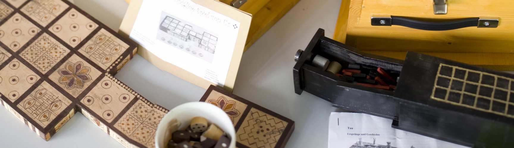 Detailansicht auf die Elemente eines Brettspiels aus früheren Zeiten