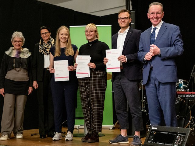 Hochschulpreis der Stadt Karlsruhe für PHKA-Studierende: Bürgermeister Dr. Käuflein (r.) überreichte die Urkunden. Foto: Lea Schmitt/PHKA