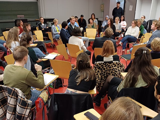 Gesprächsdynamik: Wer sich beteiligen wollte, wechselte in den innersten Kreis. Foto: PHKA