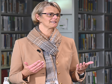 Bundesbildungsministerin Anja Karliczek bei der Online LemaS-Jahrestagung 2020. Screenshot: BMBF, P. Fink. 