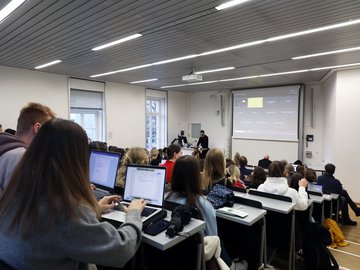 10. Poetik-Dozentur „kinderleicht & lesejung“: Mt Michael Stavarič im Dezember 2023 an der Pädagogischen Hochschule Karlsruhe. Foto: PHKA