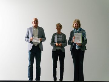 Zwei Studiengänge akkreditiert: Anette Meier überreichte die Urkunden an Thorsten Kirste (l.) und Karin Schäfer-Koch (r.) Foto: Roxane Fijean/PHKA