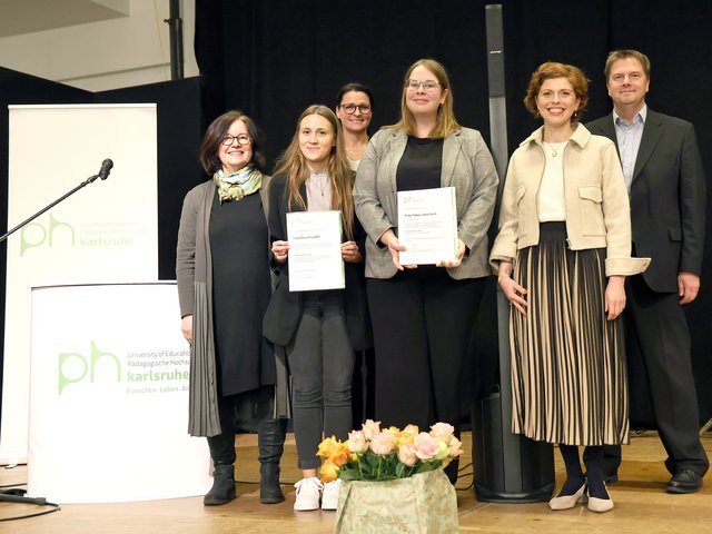 Prämierung beste Abschlussarbeiten: Ihre Urkunden zeigen Alina Bischoff (l.) und Tabea Seck. Foto: Jörg Donecker/PHKA