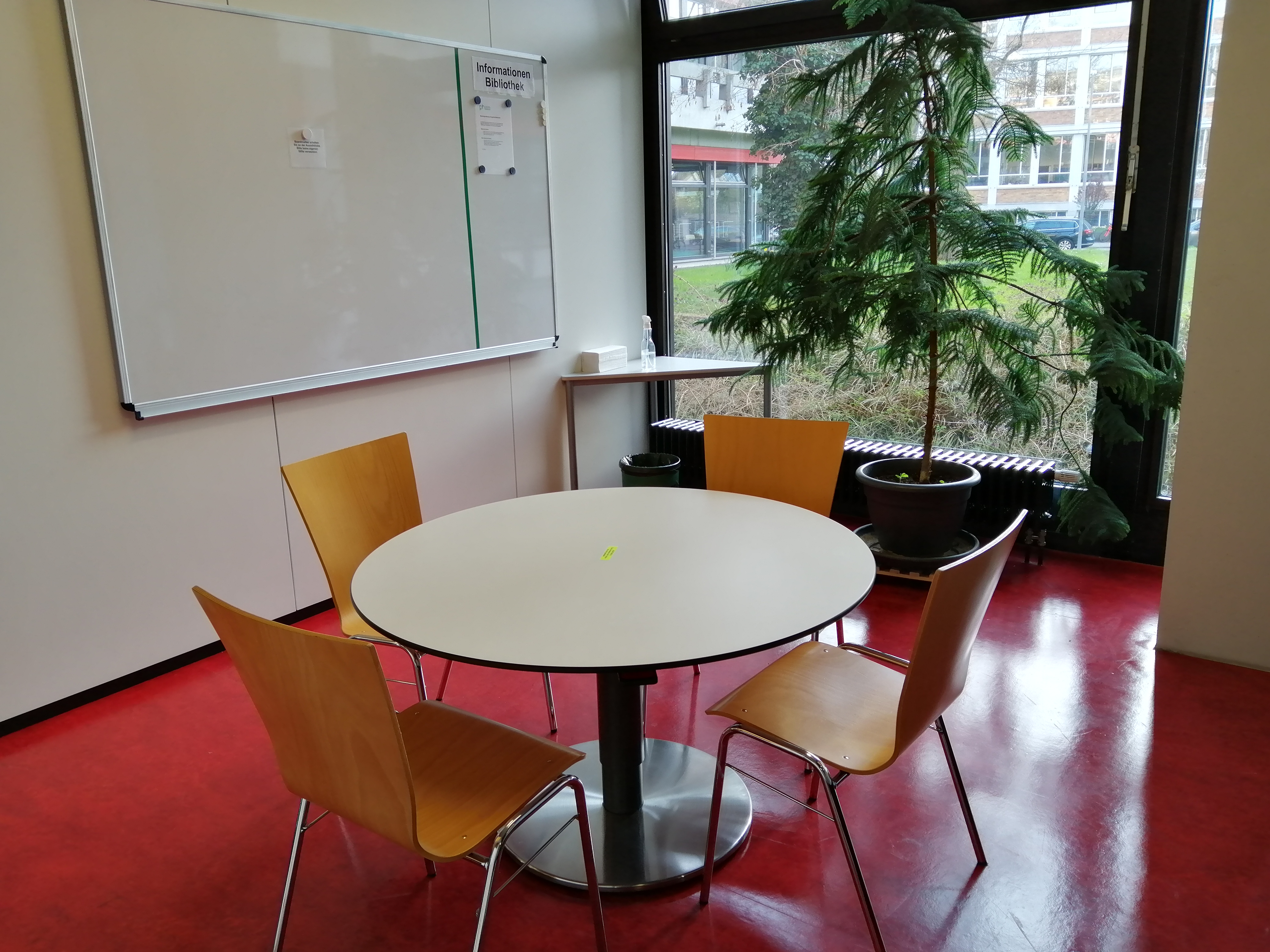 Tisch mit 4 Stühlen im Gruppenarbeitsraum der Hochschulbibliothek