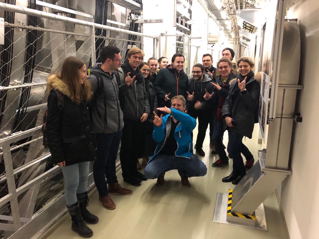 Ein Gruppenbild mit Studierenden und Lehrenden.