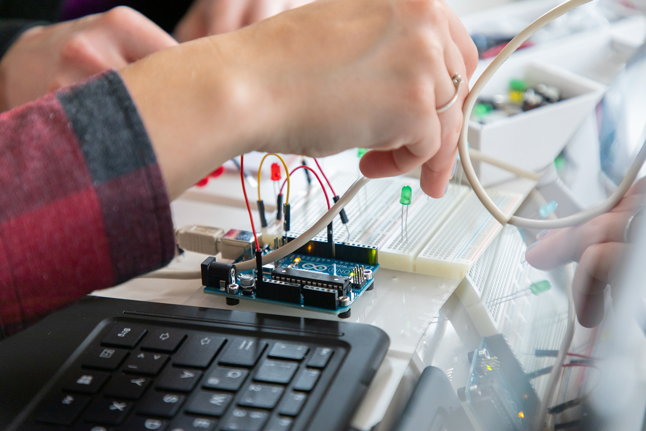 Traumjob Informatiklehrerin: Beim Studieninfotag an der Pädagogischen Hochschule Karlsruhe Minicomputer ausprobieren und Programme schreiben.  Foto: Tilman Binz / Pädagogische  Hochschule Karlsruhe