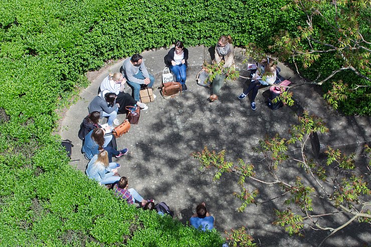 Gemeinsam: Auf dem Campus der Pädagogischen Hochschule Karlsruhe. Foto: Tilman Binz / Pädagogische Hochschule Karlsruhe