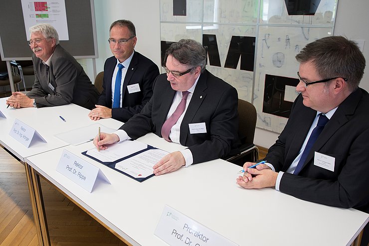 Bei der Unterzeichnung der Kooperationsvereinbarung: v.l. Prof. Dr. Dieter Höpfel, Rektor Prof. Dr. Frank Artinger (beide Hochschule Karlsruhe – Technik und Wirtschaft), Prof. Dr. Klaus Peter Rippe und Prof. Dr. Christian Gleser (beide Pädagogische Hochschule Karlsruhe). Foto: Tilman Binz, Pädagogische Hochschule Karlsruhe
