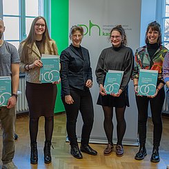Deutschlandstipendium: Die PHKA-Stipendiat:innen der BBBank Stiftung 2022/23 mit Petra Hasebrink von der BBBank Stiftung (3. v.l.). Foto: Lea Schmitt/Pädagogische Hochschule Karlsruhe