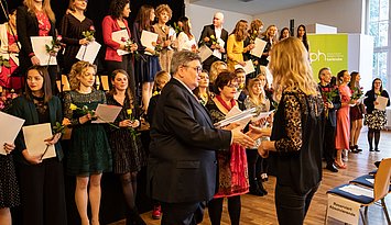 Rektor Prof. Dr. Klaus Peter Rippe überreichte die Zeugnisse. Foto: David Manherz/Pädagogische Hochschule Karlsruhe