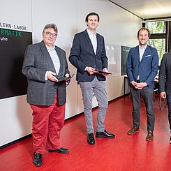 Im Lehr-Lern-Labor Informatik: Prof. Dr. Rippe, Jun. Prof. Skulmowski, Jun. Prof. Standl und Dr. Kerber (v.l.). Foto: David Manherz / Pädagogische Hochschule Karlsruhe