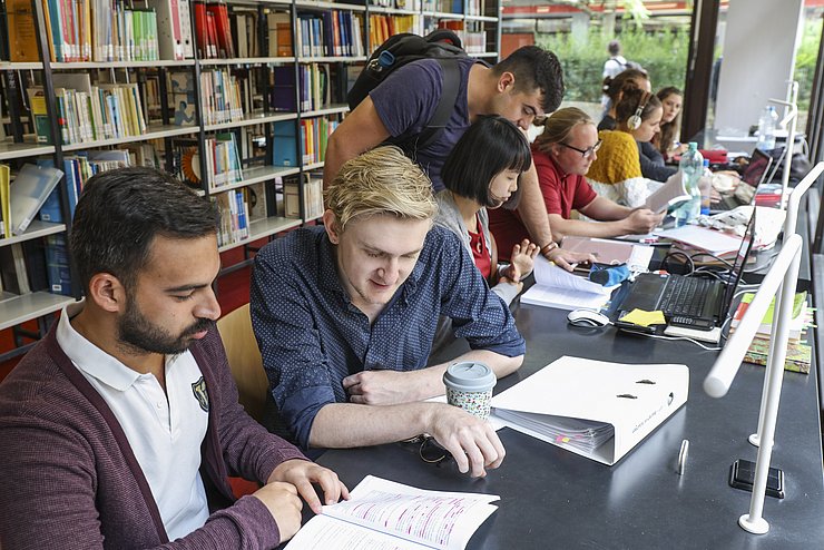 Studierende in der Bibliothek der Pädagogischen Hochschule Karlsruhe. Foto: Andrea Fabry / Pädagogische Hochschule Karlsruhe
