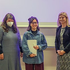 Jahresauftakt 2023: Irene Nardi (Mitte) erhält den DAAD-Preis 2022. Links Dr. Annette Deschner, rechts Prof. Dr. Dorothee Kohl-Dietrich. Foto: Lea Schmitt/Pädagogische Hochschule Karlsruhe