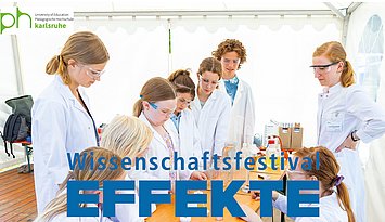 Kinder und Studierende um einen Tisch in einem weißen Zelt in Labormänteln und Laborbrillen machen chemische Experimente