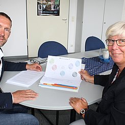 Prof. Dr. Silke Traub, Leiterin des Zentrums für Schulpraktische Ausbildung der Pädagogischen Hochschule Karlsruhe, und ihr Stellvertreter Dr. Steffen Wagner. Foto: Pädagogische Hochschule Karlsruhe