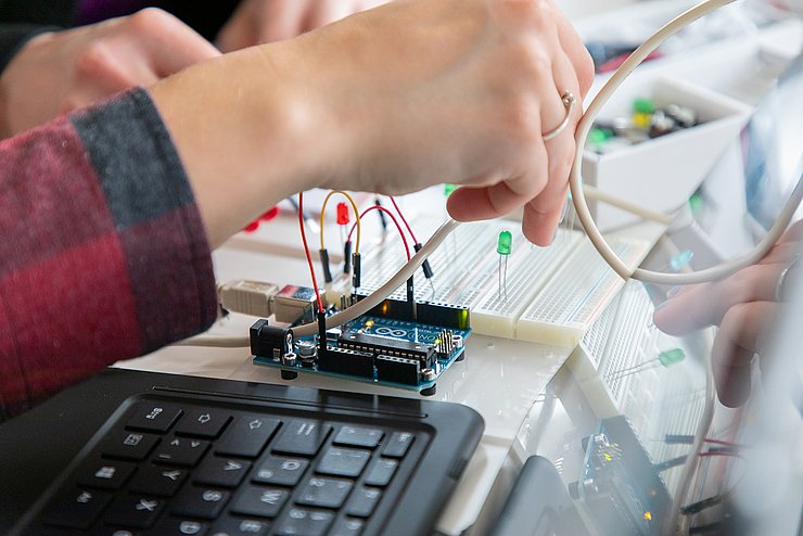 Traumjob Informatiklehrerin: Beim Studieninfotag an der Pädagogischen Hochschule Karlsruhe Minicomputer ausprobieren und Programme schreiben. Foto: Tilman Binz / Pädagogische Hochschule Karlsruhe