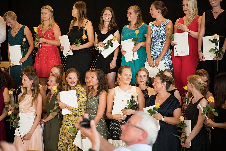 Absolventinnen mit ihren Zeugnissen. Foto: Tilman Binz/Pädagogische Hochschule Karlsruhe