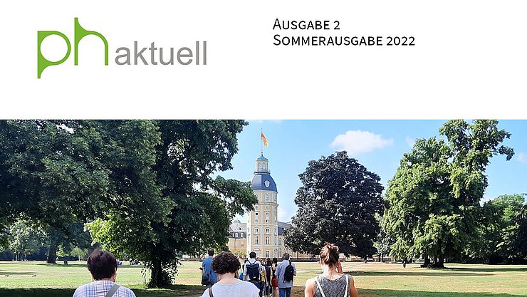 22_08_PH_AKTUELL_Sommerausgabe_Cover Das Cover der PH AKTUELL Sommerausgabe mit PHKA Logo und einem Bild von spazierendehenden Verwaltungsmitarbeitenden von hinten. Sie gehen durch den Park auf das Karlsruher Schloss zu, dass ebenfalls zu sehen ist.
