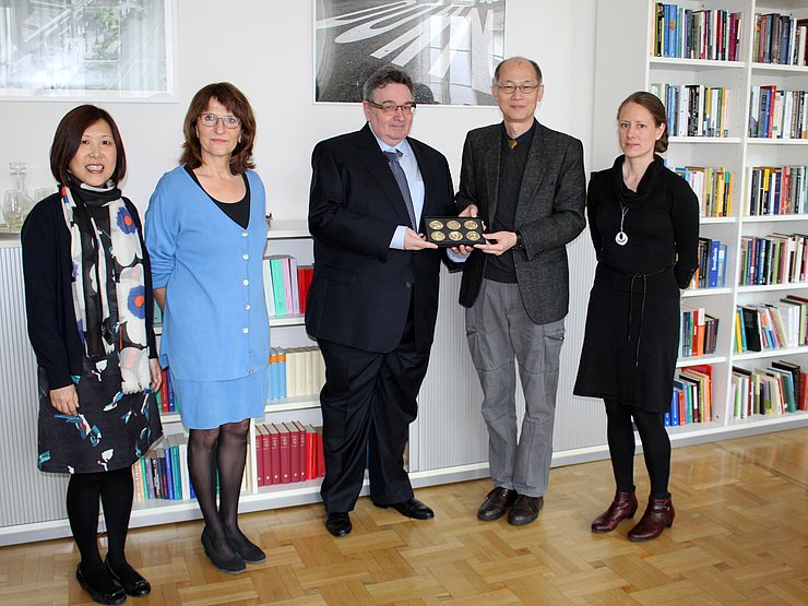 Prof. Lo (2.v.r.) überreicht Prof. Dr. Rippe ein Gastgeschenk. Foto: Pädagogische Hochschule Karlsruhe