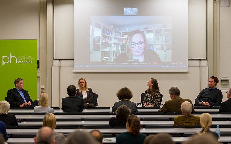 Eröffnung des Akademischen Jahres 2021/2022: Podiumsdiskussion mit Videobeitrag von Prof. Dr. Bremm, Zürich. Foto: Roxane Fijean
