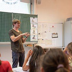 Endlich wieder Präsenz-Unterricht: ISP-Studierender der Pädagogischen Hochschule Karlsruhe an der Friedrich-Ebert-Schule Karlsruhe. Foto: David Manherz / Pädagogische Hochschule Karlsruhe