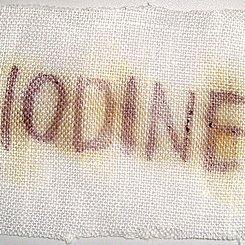 Historische Geheimtinte aus Stärke-Lösung auf einem Stück Leinen. Foto: Pädagogische Hochschule Karlsruhe