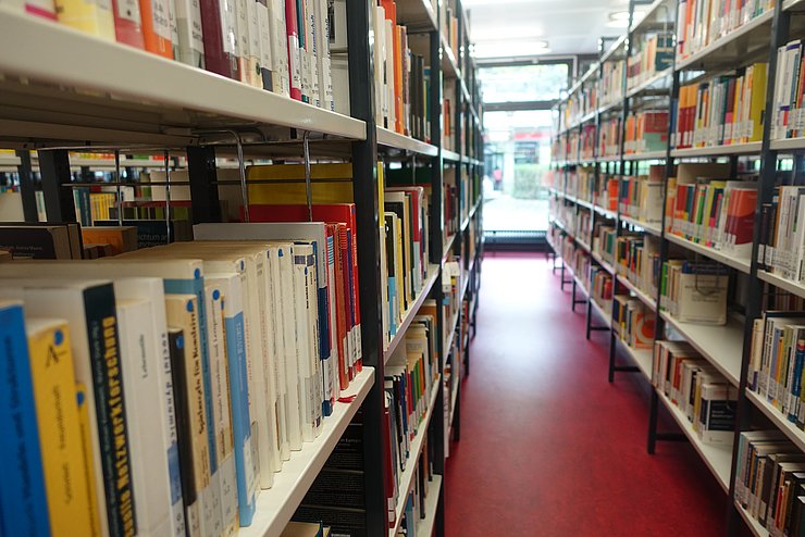 Bücherregale in der Bibliothek