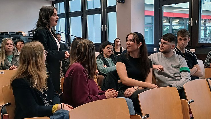Kennenlernen: Die Studierenden stellten sich einander vor: woher sie kommen, was sie studieren, welche Hobbies sie haben. Foto: PHKA