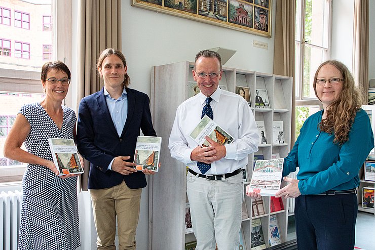 Buchvorstellung im Stadtarchiv Karlsruhe mit v.l. Prof. Dr. Sabine Liebig (Historikerin an der Pädagogischen Hochschule Karlsruhe), Dr. Marco Wottge (Autor), Dr. Albert Käuflein (Kultur-Bürgermeister) und Dr. Katrin Dort (Stadtarchiv-Leiterin). Foto: David Manherz / Pädagogische Hochschule Karlsruhe