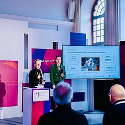 Prof. Wiepcke und Mitarbeiterin Frau Tuchscherer präsentieren EdTech-Check bei DATIpilot